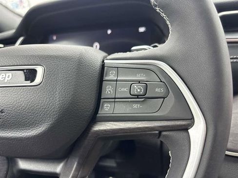 Used 2024 Jeep Grand Cherokee L Limited AWD/4WD image 19