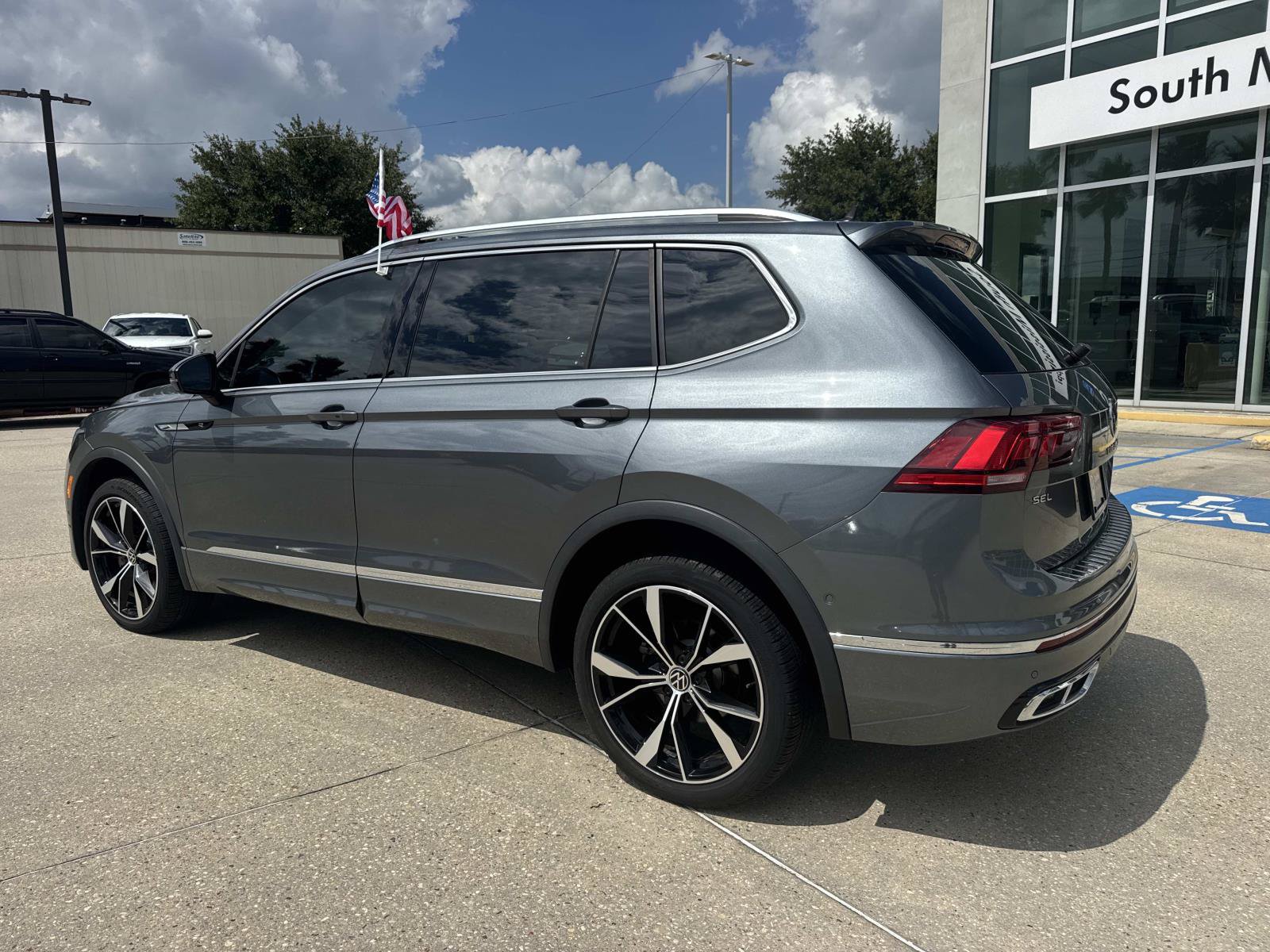 Used 2023 Volkswagen Tiguan SEL R-Line AWD/4WD image 7