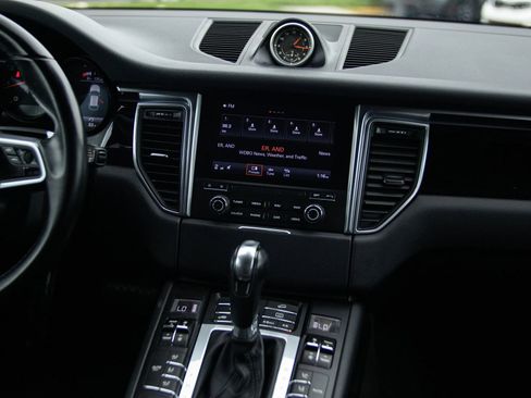 Used 2018 Porsche Macan Sport Edition AWD/4WD image 28