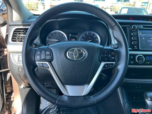 Certified 2017 Toyota Highlander Limited FWD image 22