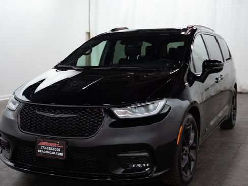 Used 2026 Chrysler Pacifica Limited w/ S Appearance Package FWD image 4