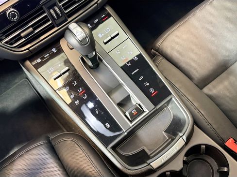 Used 2024 Porsche Macan image 18