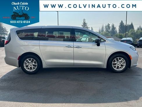 Used 2024 Chrysler Pacifica Touring-L FWD image 6