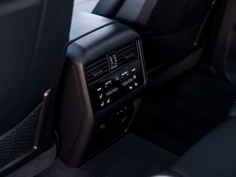 Certified 2025 Porsche Cayenne AWD/4WD image 33