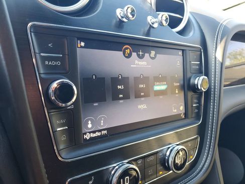 Used 2019 Bentley Bentayga AWD/4WD image 31