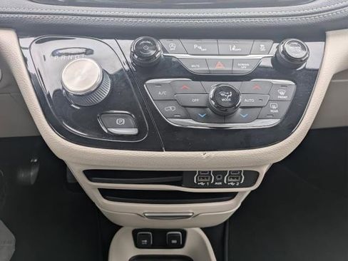 Used 2021 Chrysler Pacifica Touring-L image 11