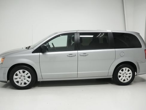 Used 2018 Dodge Grand Caravan SE w/ UConnect Hands-Free Group image 7