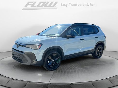 New 2026 Volkswagen Taos SE image 3