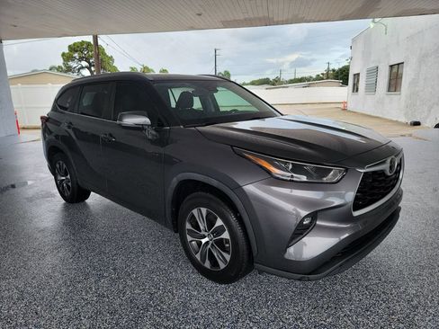 Used 2023 Toyota Highlander XLE FWD image 7
