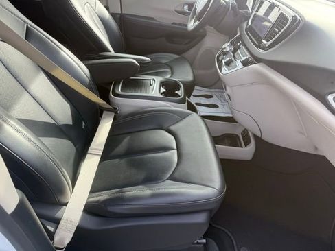Used 2024 Chrysler Pacifica Touring-L image 31