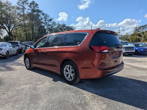 Used 2018 Chrysler Pacifica Touring Plus w/ Tire & Wheel Group image 6