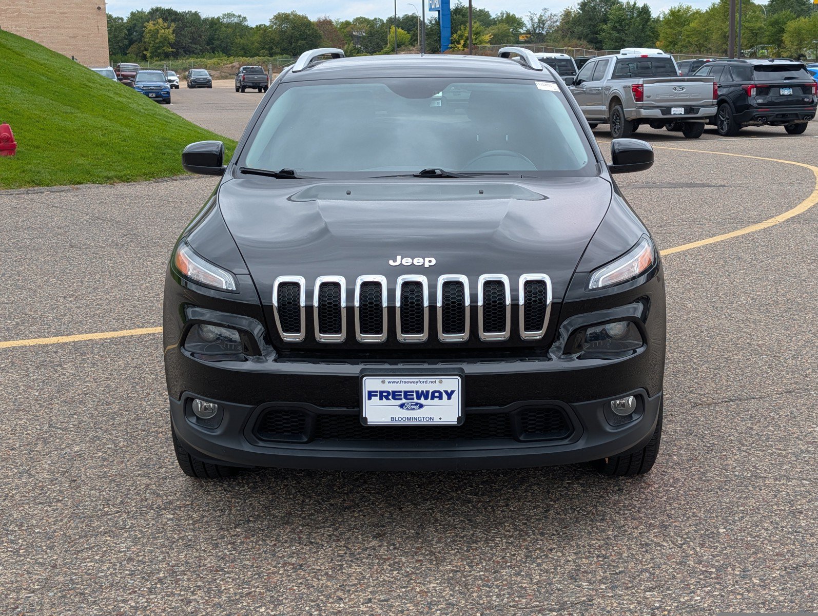 Used 2017 Jeep Cherokee Latitude w/ Cold Weather Group AWD/4WD image 8
