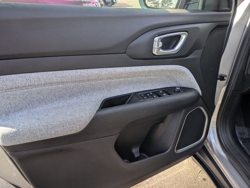 Used 2022 Jeep Compass Latitude image 17