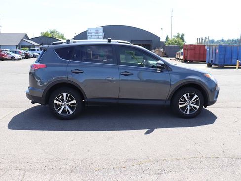 Used 2018 Toyota RAV4 XLE AWD/4WD image 4