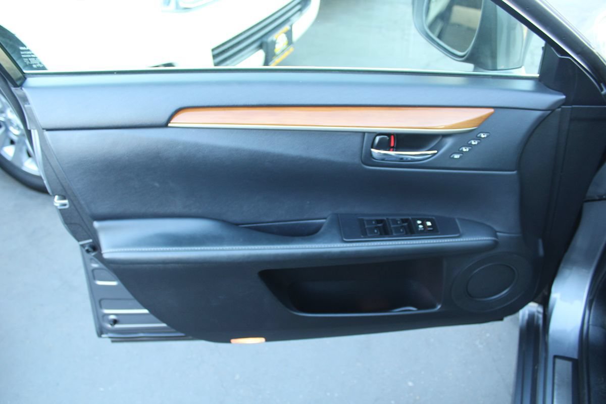 Used 2014 Lexus ES 300h w/ Luxury Package w/Bamboo Trim FWD image 18