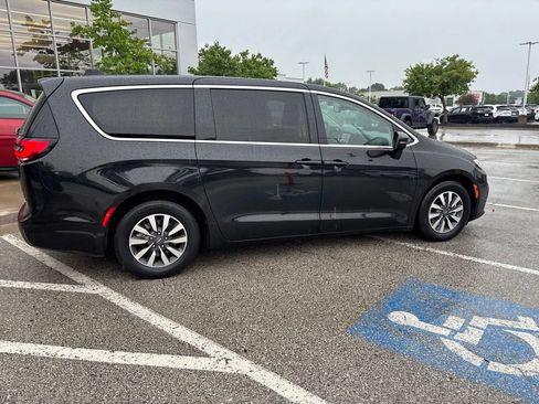 Used 2023 Chrysler Pacifica Touring-L FWD image 28