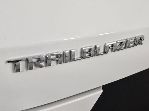 New 2026 Chevrolet TrailBlazer LT w/ LT Cold Weather Package FWD image 11