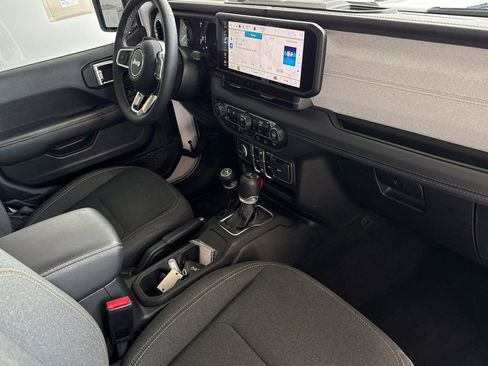 Used 2025 Jeep Wrangler Unlimited Sahara w/ Safety Group image 19