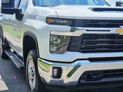 Used 2025 Chevrolet Silverado 2500 LT w/ Convenience Package AWD/4WD image 9
