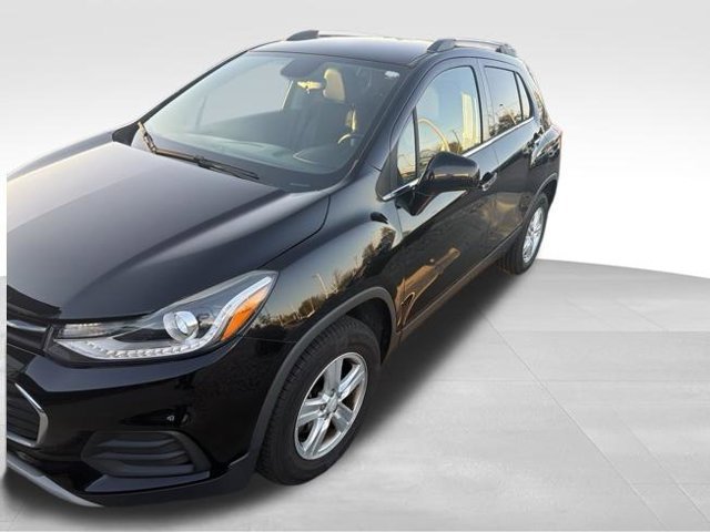 Used 2017 Chevrolet Trax LT w/ LT Convenience Package AWD/4WD image 2