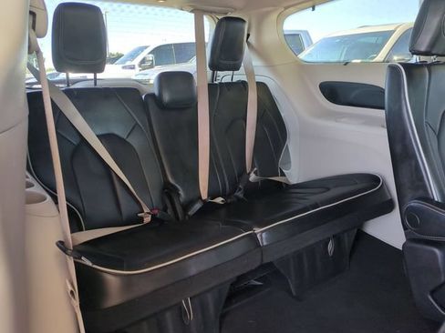 Used 2023 Chrysler Pacifica Limited FWD image 35