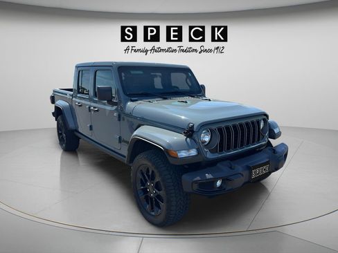 Used 2025 Jeep Gladiator Sport AWD/4WD image 7