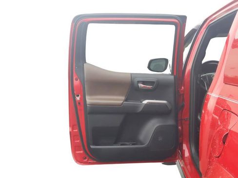 Used 2019 Toyota Tacoma Limited image 29
