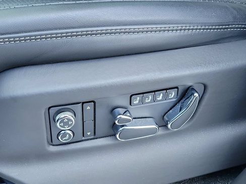 Used 2021 Bentley Bentayga AWD/4WD image 27
