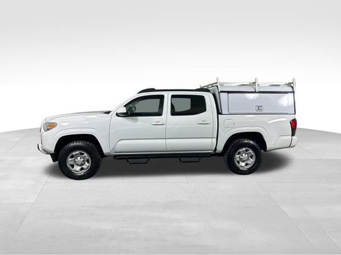Used 2022 Toyota Tacoma SR image 3
