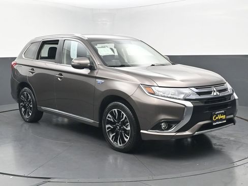 Used 2018 Mitsubishi Outlander SEL image 3