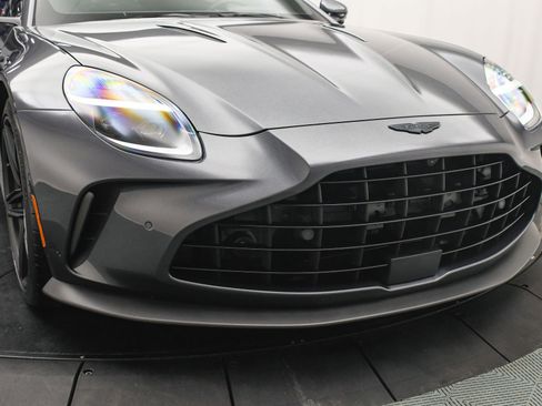 Used 2025 Aston Martin V8 Vantage Coupe image 24