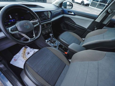 Used 2022 Volkswagen Taos SE w/ Panoramic Sunroof Package image 10