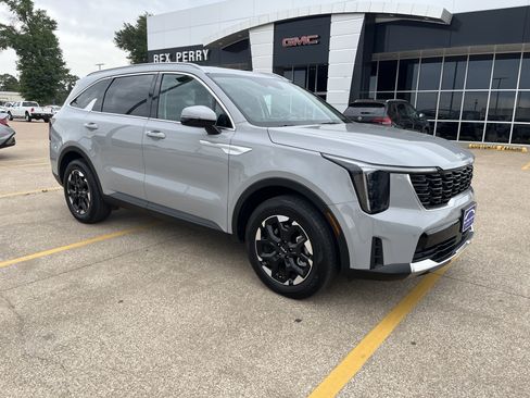 Used 2025 Kia Sorento S FWD image 2