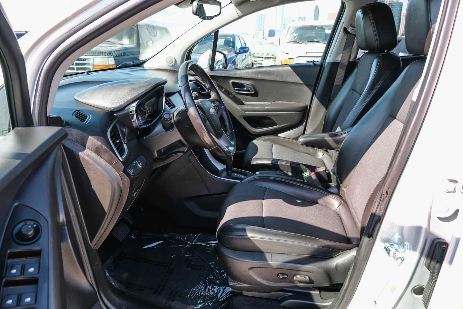 Used 2022 Chevrolet Trax LT w/ Driver Confidence Package AWD/4WD image 19