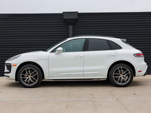 Certified 2023 Porsche Macan image 2