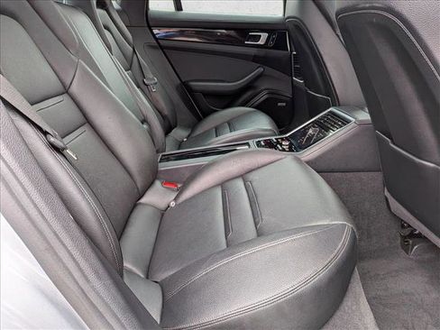Used 2018 Porsche Panamera image 21