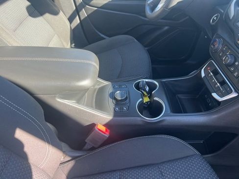 Used 2024 GMC Terrain SLE w/ Driver Convenience Package image 7