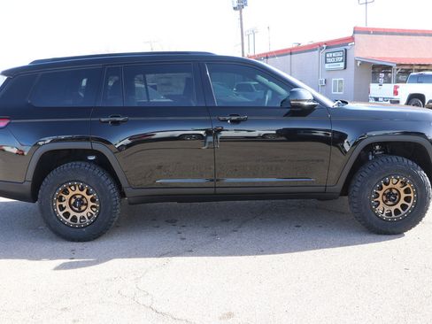 New 2025 Jeep Grand Cherokee L Laredo image 8