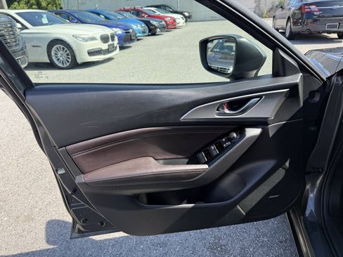 Used 2018 MAZDA MAZDA3 Touring FWD image 10