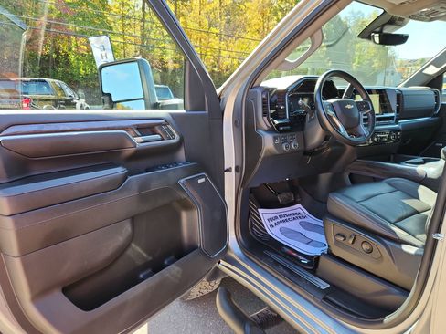 Used 2024 Chevrolet Silverado 2500 LTZ w/ LTZ Convenience Package image 10
