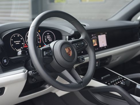 Certified 2026 Porsche Cayenne AWD/4WD image 4