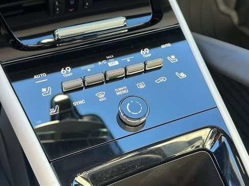 Used 2024 Porsche Cayenne Base image 17