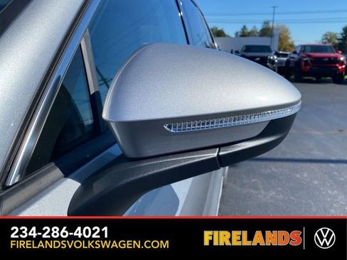 New 2025 Volkswagen Tiguan SE image 13