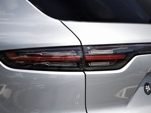 Used 2022 Porsche Cayenne Platinum Edition image 14