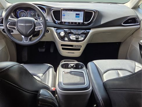 Used 2023 Chrysler Pacifica Touring-L FWD image 13