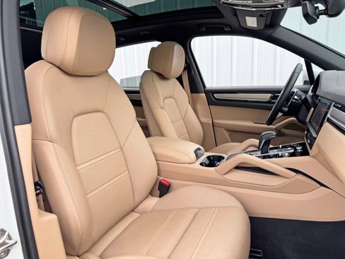 Used 2023 Porsche Cayenne Platinum Edition image 38