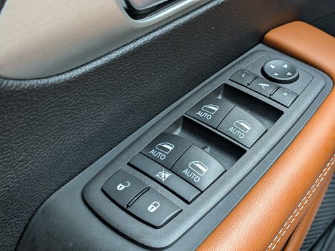Used 2024 Chrysler Pacifica Pinnacle FWD image 25