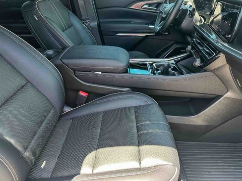 Used 2025 Chevrolet Traverse High Country FWD image 25