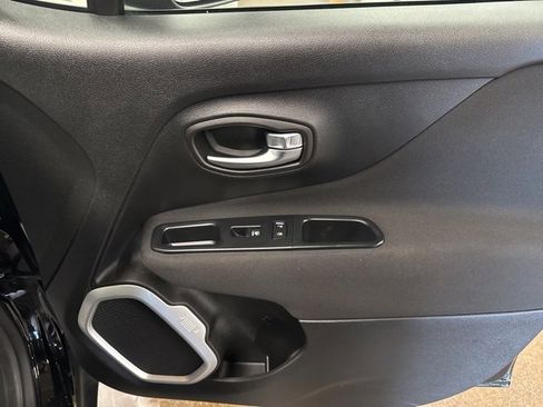 Used 2018 Jeep Renegade Latitude w/ Popular Equipment Group image 26