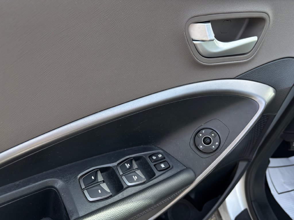 Used 2017 Hyundai Santa Fe SE FWD image 11